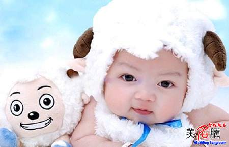 羊?qū)殞毱鹈执笕? /></a>　　2015年2月4日是立春節(jié)氣，過了這一天出生的寶寶就是傳統(tǒng)意義上的羊?qū)殞毩?。你可能?huì)疑惑，為什么不是過了春節(jié)以后呢？關(guān)于這一點(diǎn)，美名騰多次撰文解釋這個(gè)問題。如果不清楚的，可以查看美名騰這篇說明文章...</div>
							        <div style="height:5px; font-size:5px"></div>
							        <hr width="99%" style="text-align:center; border-style:dotted; border-width:0px; height:1px;" />
							        <div style="height:5px; font-size:5px"></div>
							    </div>
						        </td>
	</tr><tr style="border-width:0px;">
		<td valign="top">
						        <div style="padding-left:3px; padding-right:3px;line-height:180%">
							         <h3 style="padding:0px;margin:0px;display:inline;"><a id="ctl00_ContentPlaceHolder1_ShowMore1_dgNews_ctl08_HyperLink1" class="headline" href="/Message/ShowNews.aspx?NewsID=3651" target="_blank">屬羊人的運(yùn)程和起名禁忌破解</a></h3>
							         <span id="ctl00_ContentPlaceHolder1_ShowMore1_dgNews_ctl08_Label1" style="color:Green;font-size:10pt;">2015/1/20 15:34:15</span>
							          <span style="color:Red;font-size:8pt;"></span>
							        <br />
							        <div style="padding-top:1px; width:95%; padding-left:8px; line-height:180%;color:#2f2f2f;font-size:14px;" ><a href=
